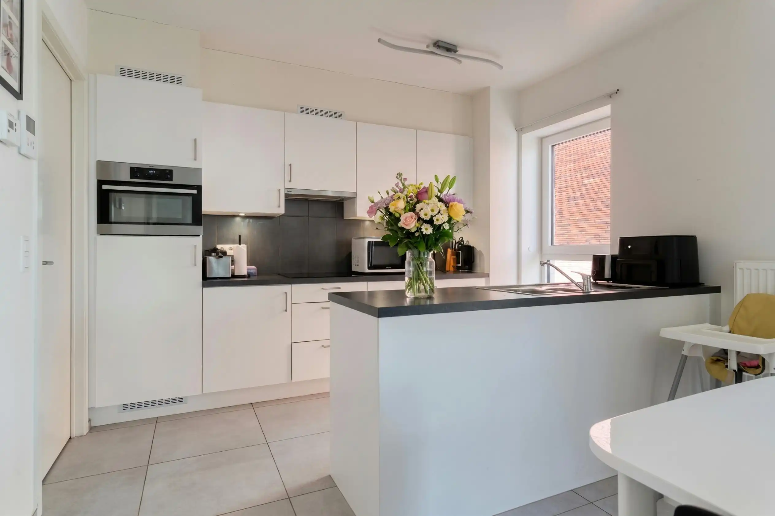 Recent 2-slaapkamer appartement met staanplaats te koop! foto 3