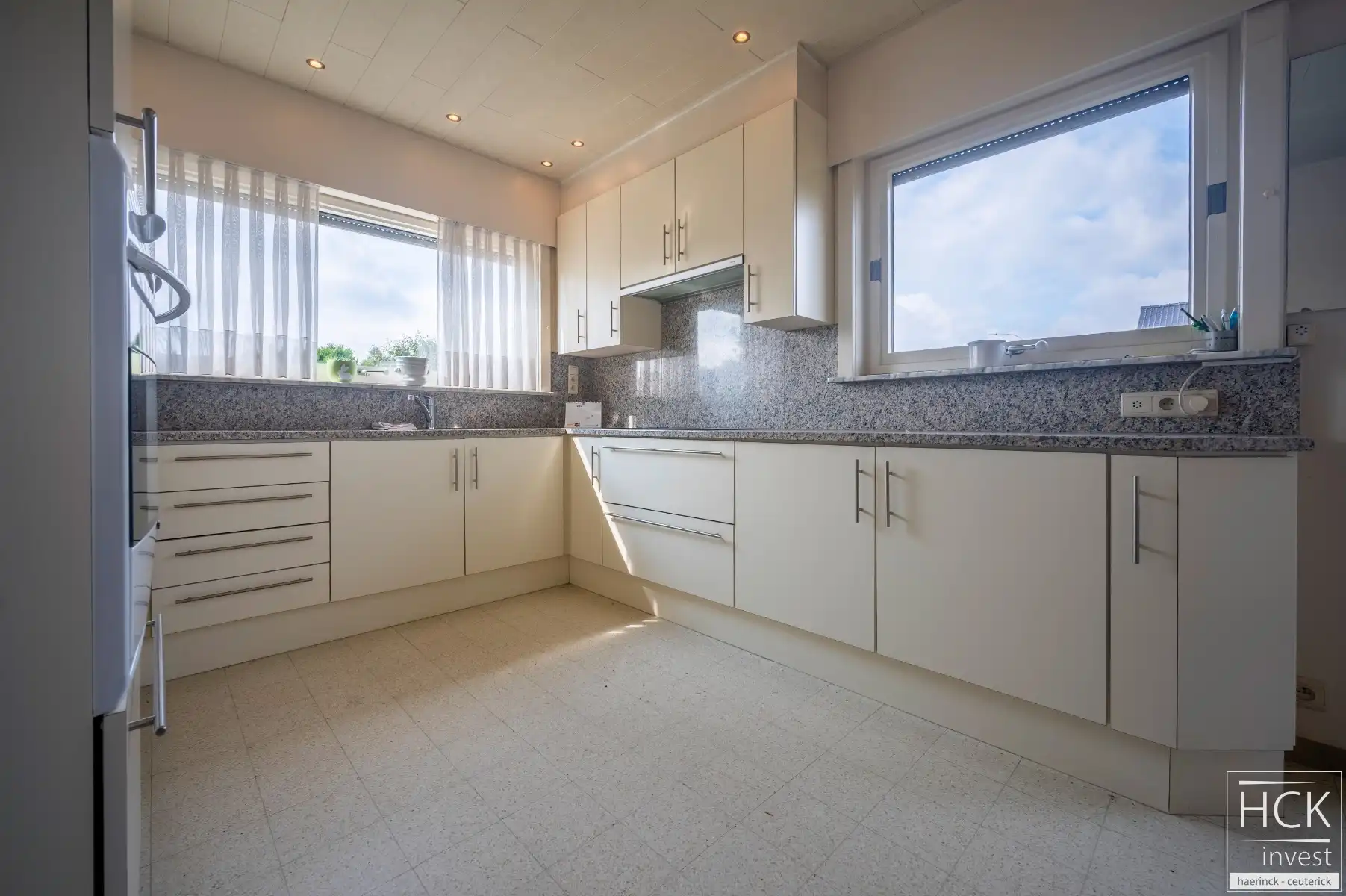 WAREGEM - Gelijkvloerse en lichtrijke woning op mooi perceel van 833m² ! foto 8