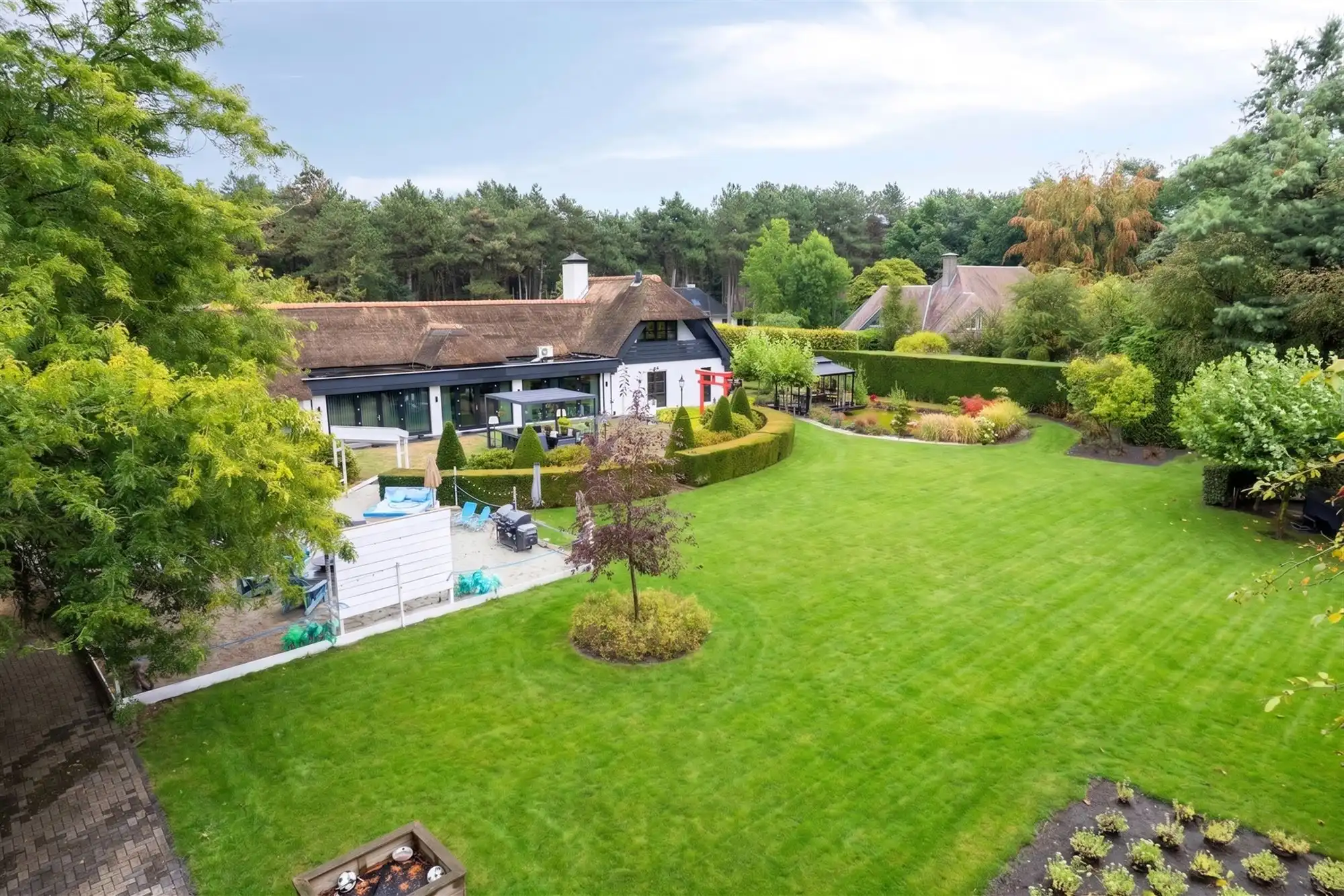 Knappe duo-villa op 8.843 m² in villawijk aan NL-grens. foto 80