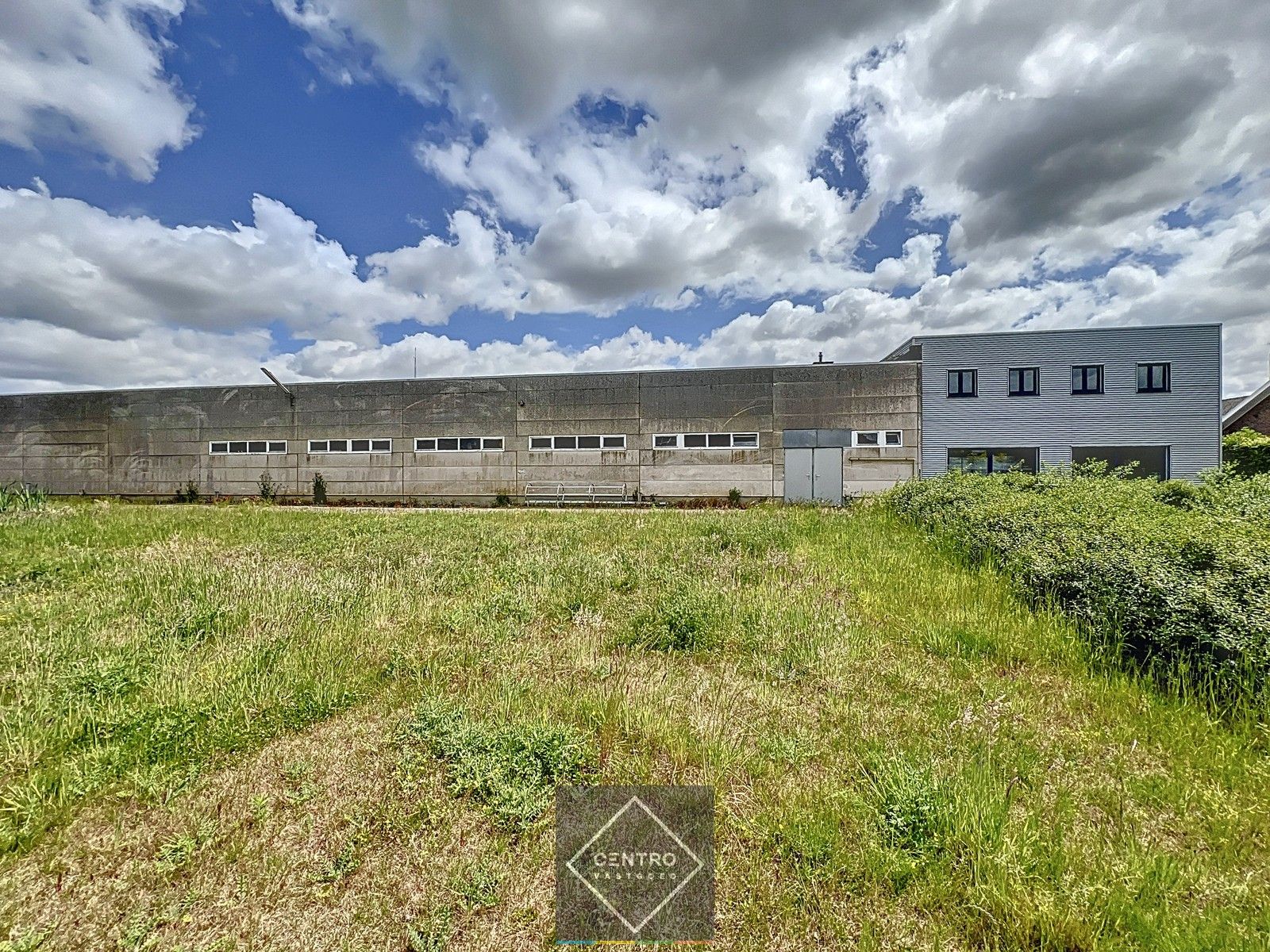 Instapklaar BEDRIJFSGEBOUW bestaande uit geïsoleerde MAGAZIJNEN met laadkade (ca. 2.539m²), KANTOREN (ca. 344 m²) én alleenstaande WONING. Op bedrijvenzone "Hoge Barriere" te Roeselare. foto 14