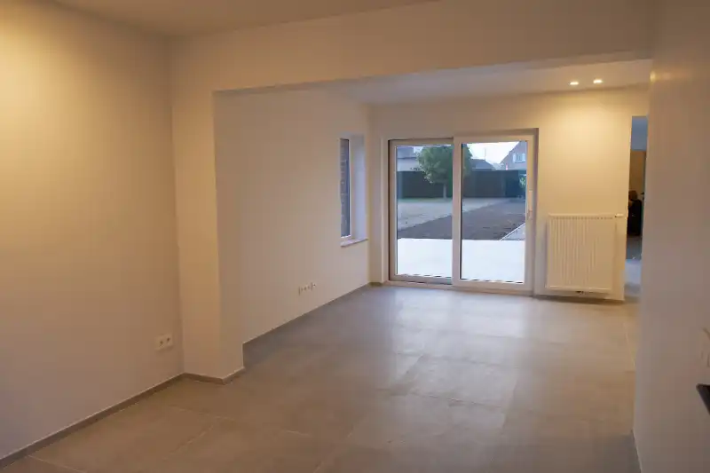 Volledig vernieuwde woning met uitweg en garage achteraan. foto 4