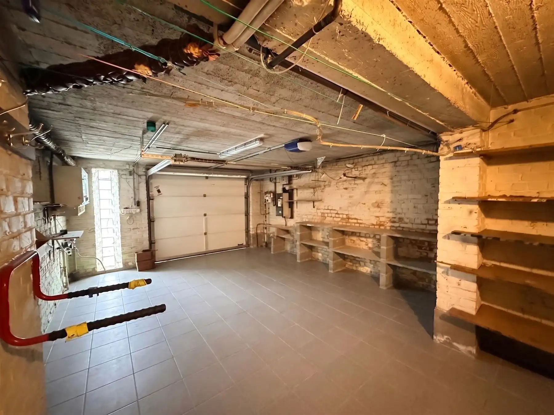RESIDENTIEEL 3-GEVEL WONING MET MOOIE TUIN foto 11