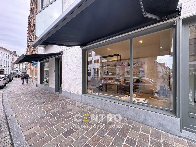 Instapklare & lichtrijke KANTOORRUIMTE (bj 2012) met voorgevelbreedte van 10m in het historisch centrum van Brugge. Grote visibiliteit!!! foto 2