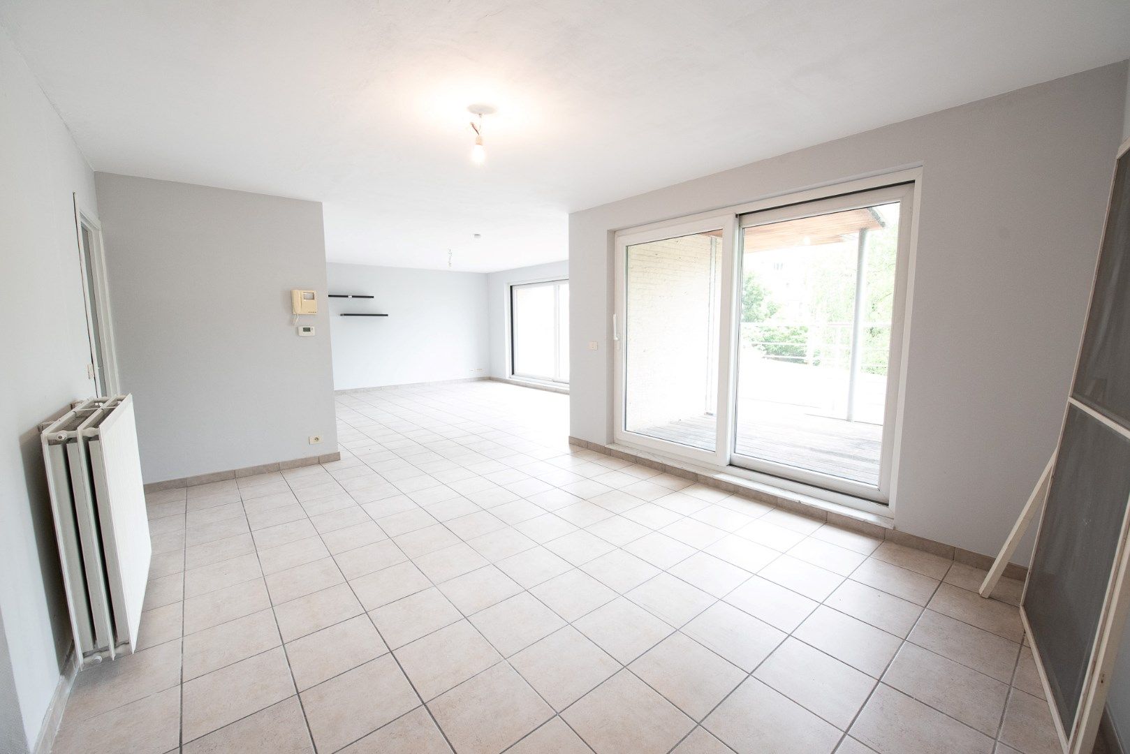 Ruim lichtrijk appartement met 2 slaapkamers en garage te Olsene. foto 4