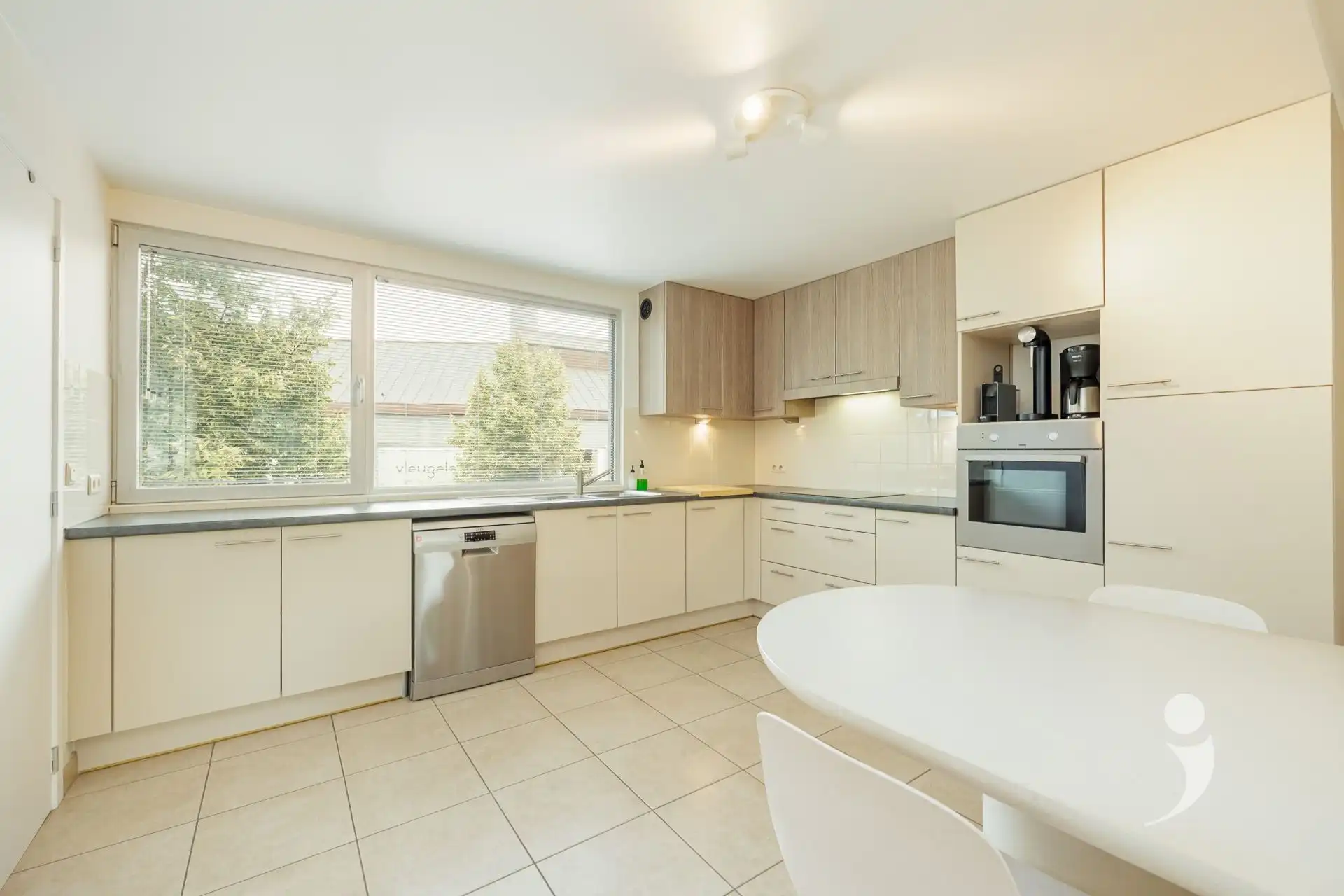 Ruim appartement met groot terras en 2 slaapkamers foto 6