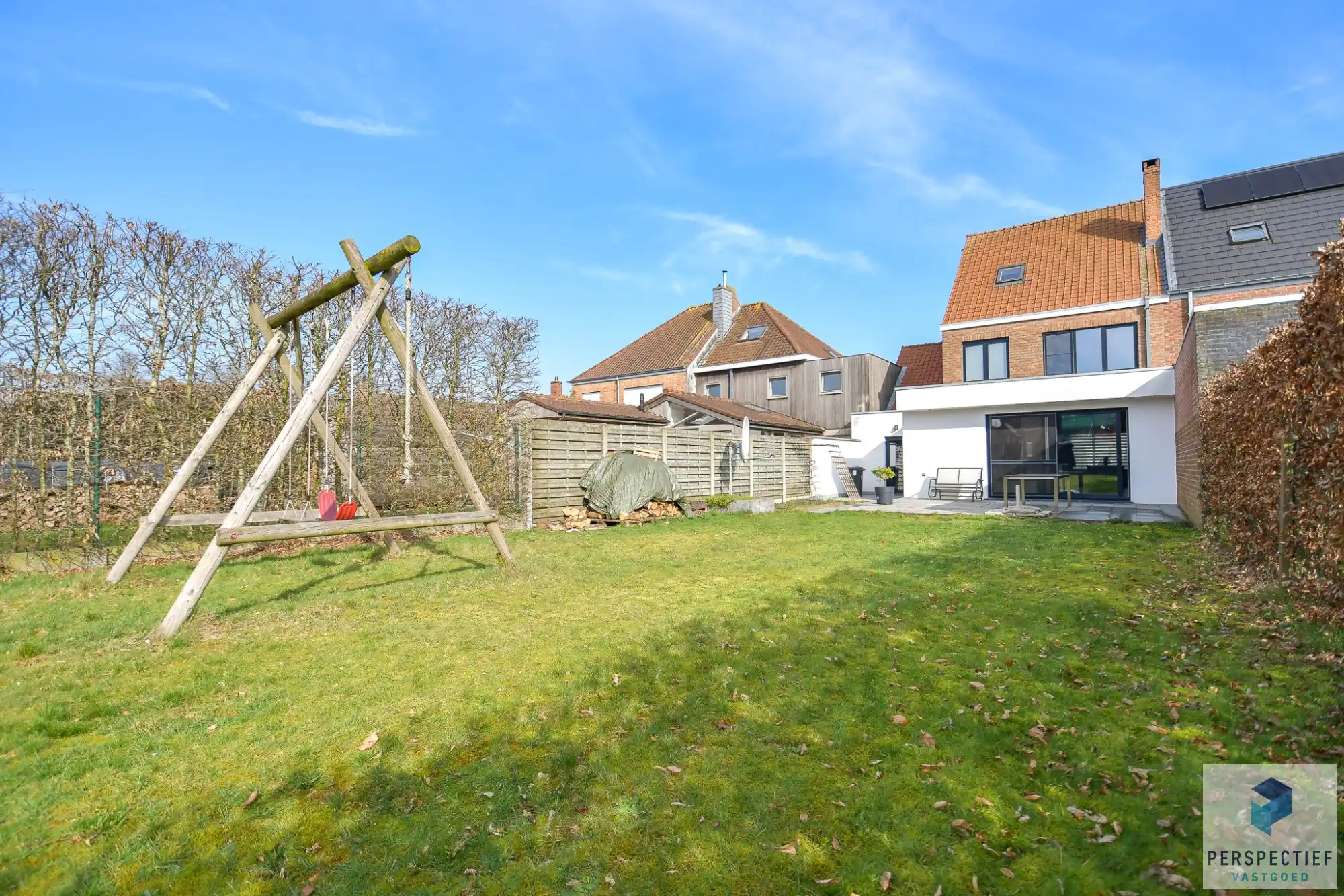 Ruime gerenoveerde woning met 4 slpk, grote tuin en garage foto 3