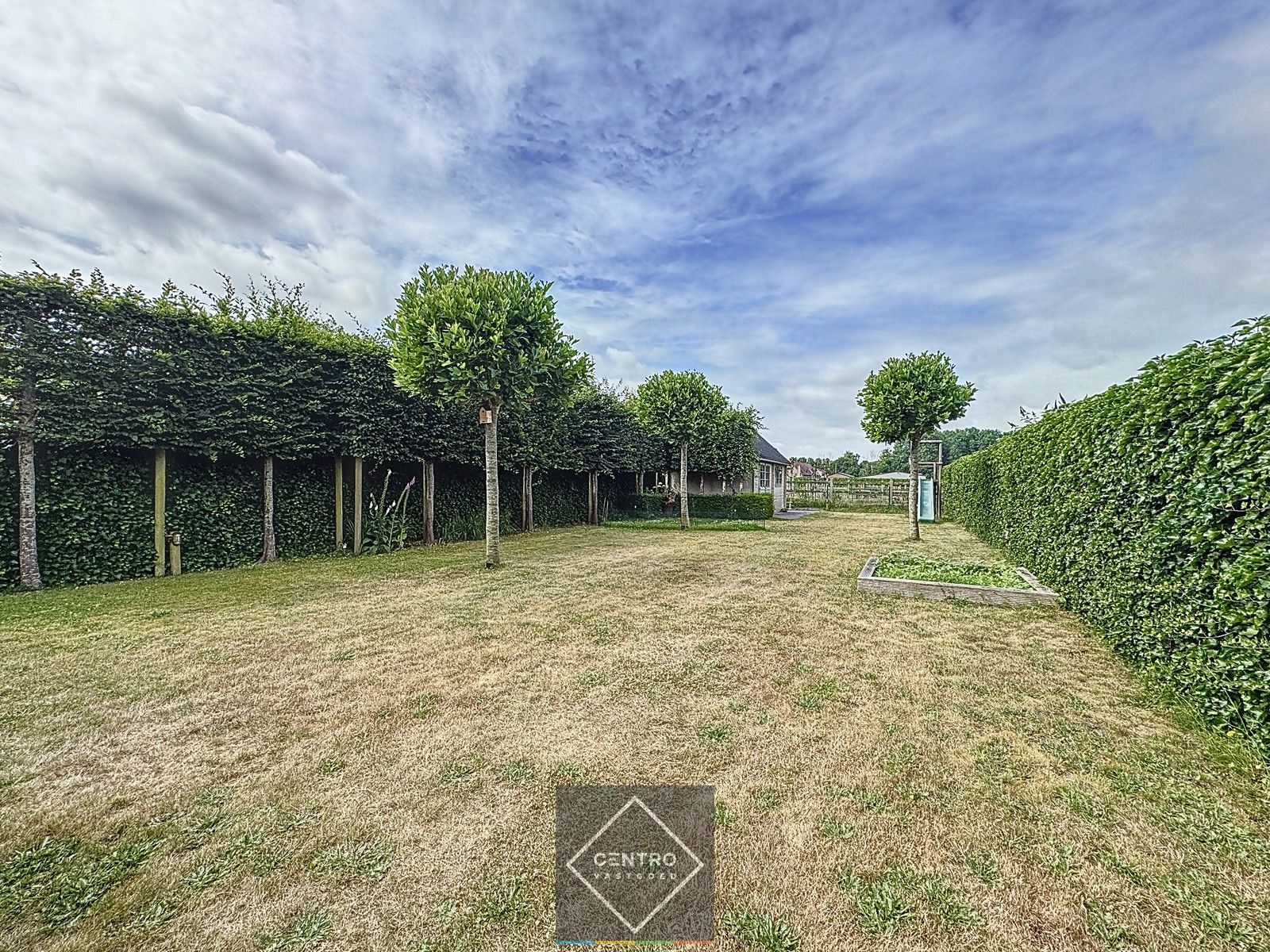 Instapklare woning met 3 slpks, garage én ZUIDger. tuin  te Oostkamp! foto 2