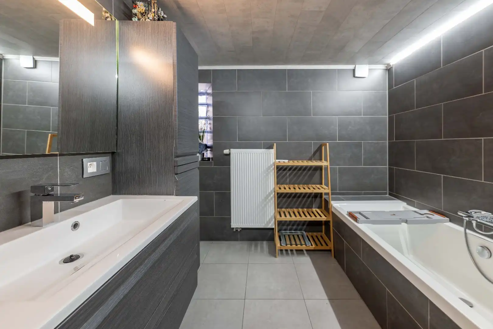 RUIME GEZINSWONING | 4 SLPKS | 2 BADKS | DUBBELE GARAGE & TOEGANG ACHTEROM  foto 9