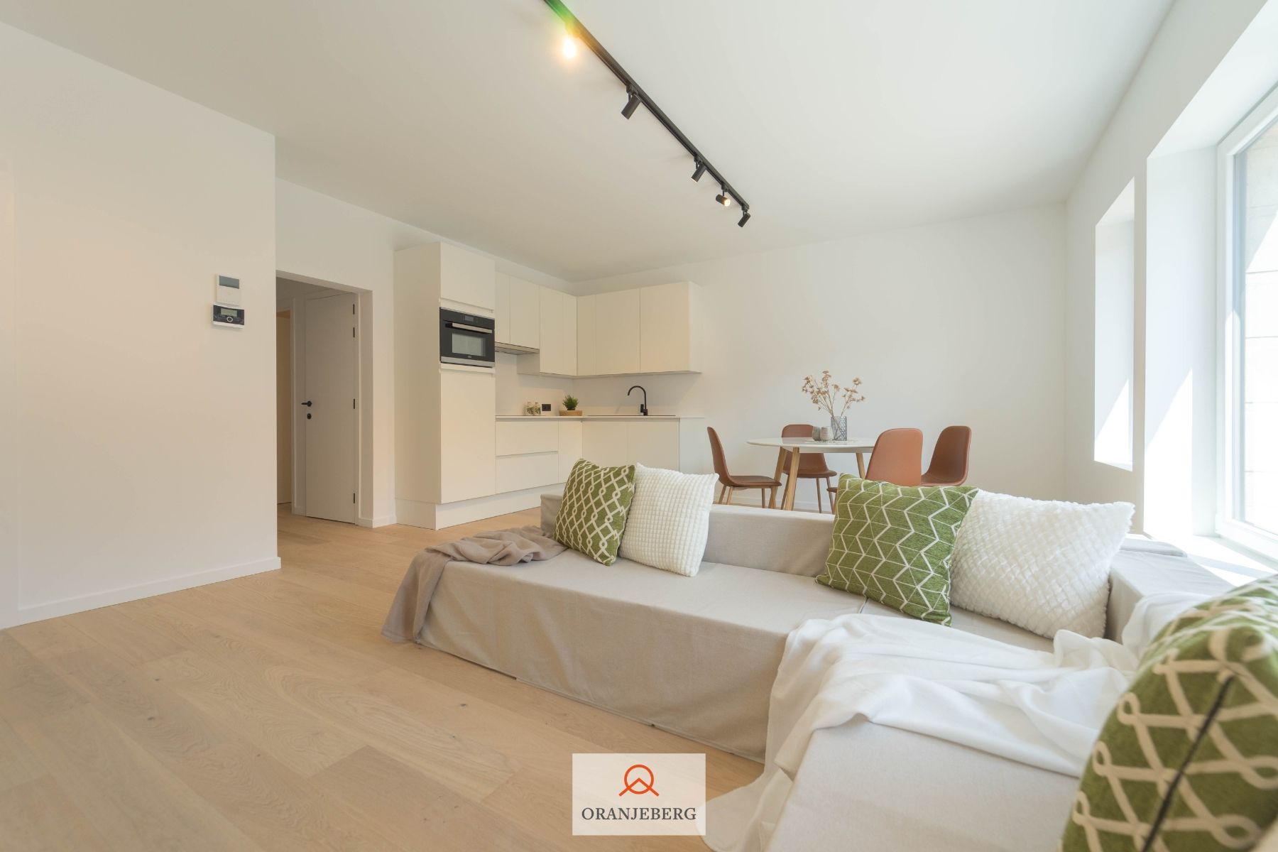 Lichtrijk en gerenoveerd 2 slpk appartement met terras foto 7