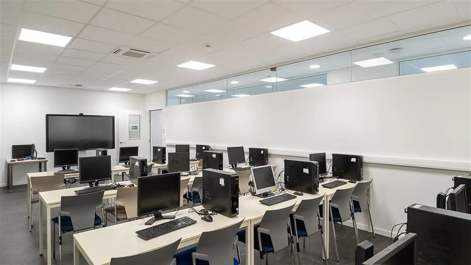 Duurzaam logistiek gebouw nabij de  luchthaven van Charleroi foto 7