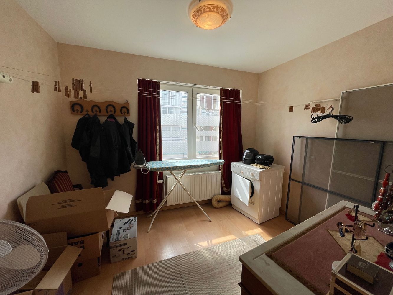 Ruim zonnig appartement met drie slaapkamers, twee badkamers en terras in een gebouw op de Markt. foto 19