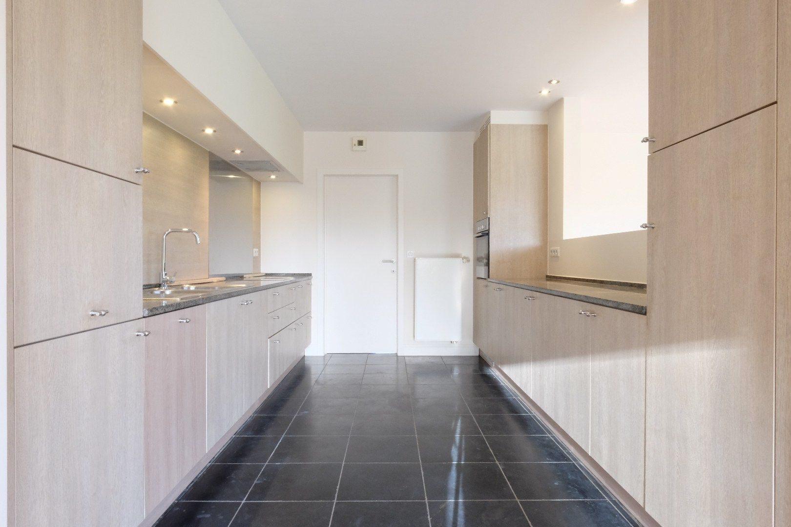 Recente ruime moderne halfopen woning met tuin en garage. foto 5