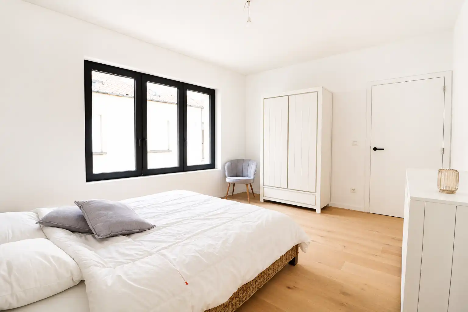 Luxueus gerenoveerd 3-slaapkamerappartement mét garage én zeer grote tuin. foto 4