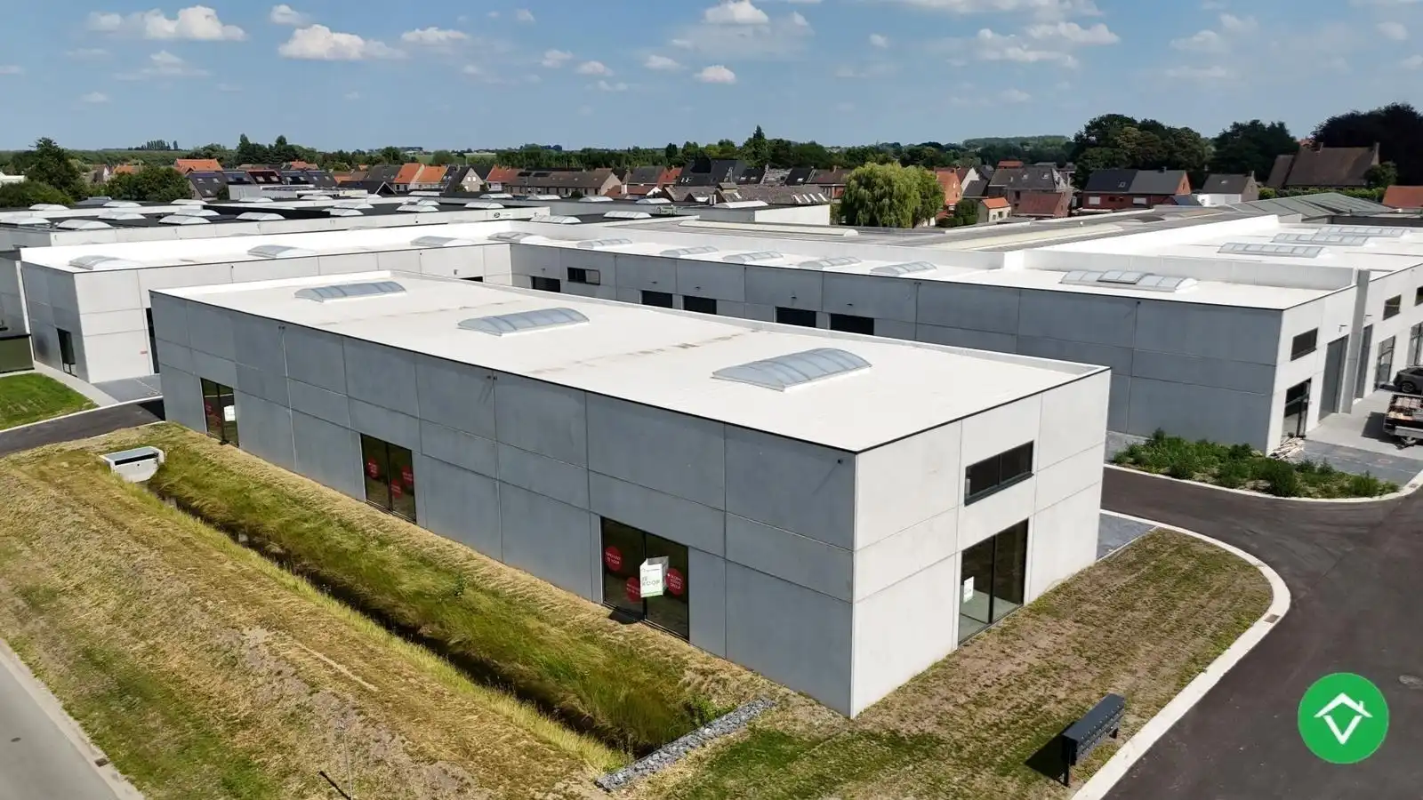 Loods te koop – 246 m² met 2 parkeerplaatsen inbegrepen op de industriezone te Ichtegem foto 4