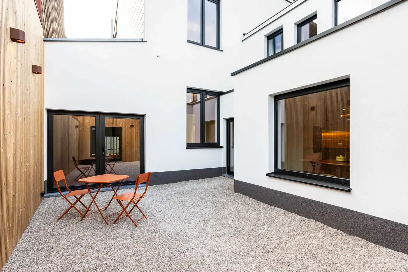 Ruime gerenoveerde woning met 4 slaapkamers, tuin en garage foto 31