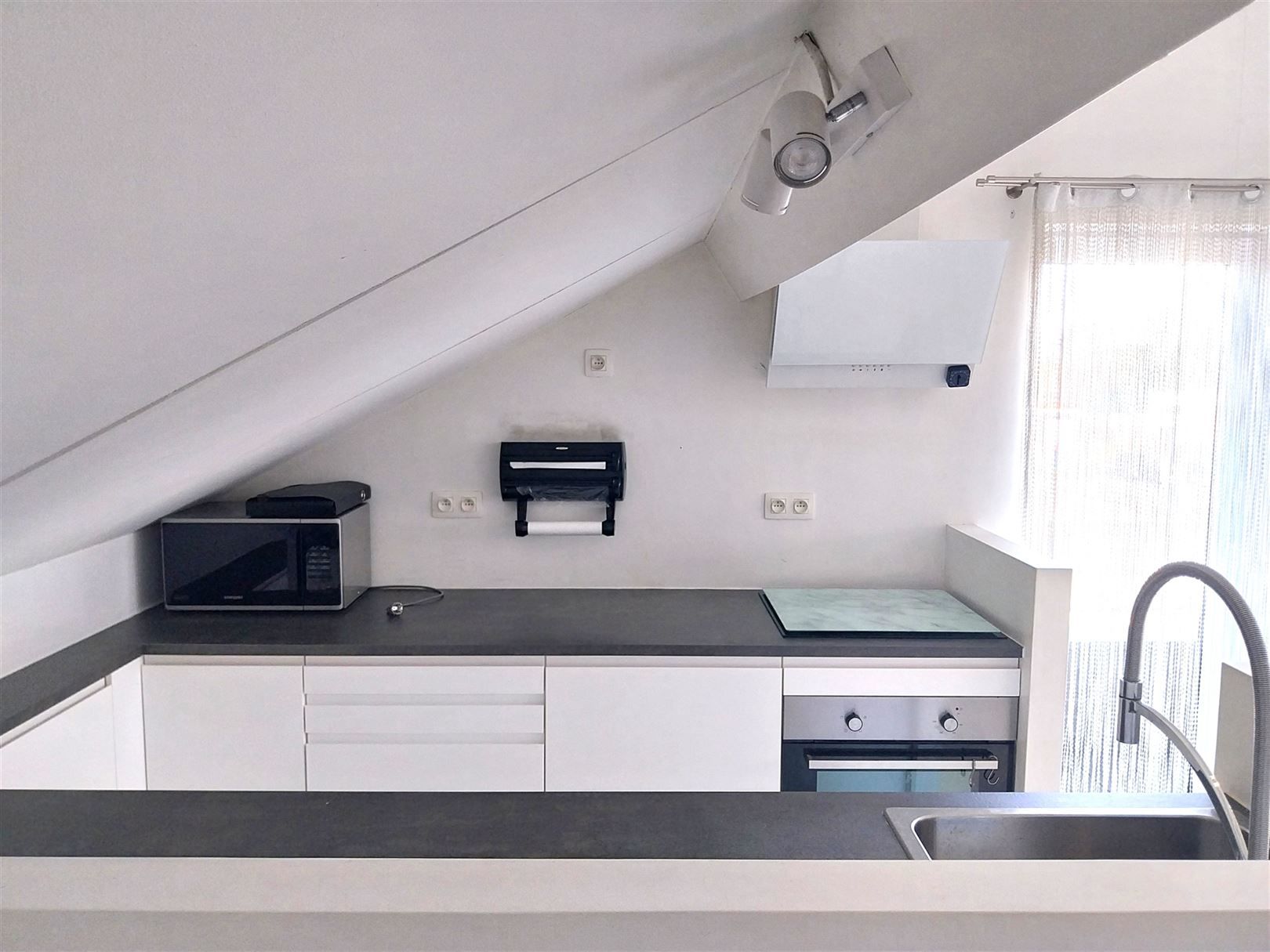 TE HUUR: Gemeubeld dakappartement met 2 slaapkamers te Heusden! foto 5