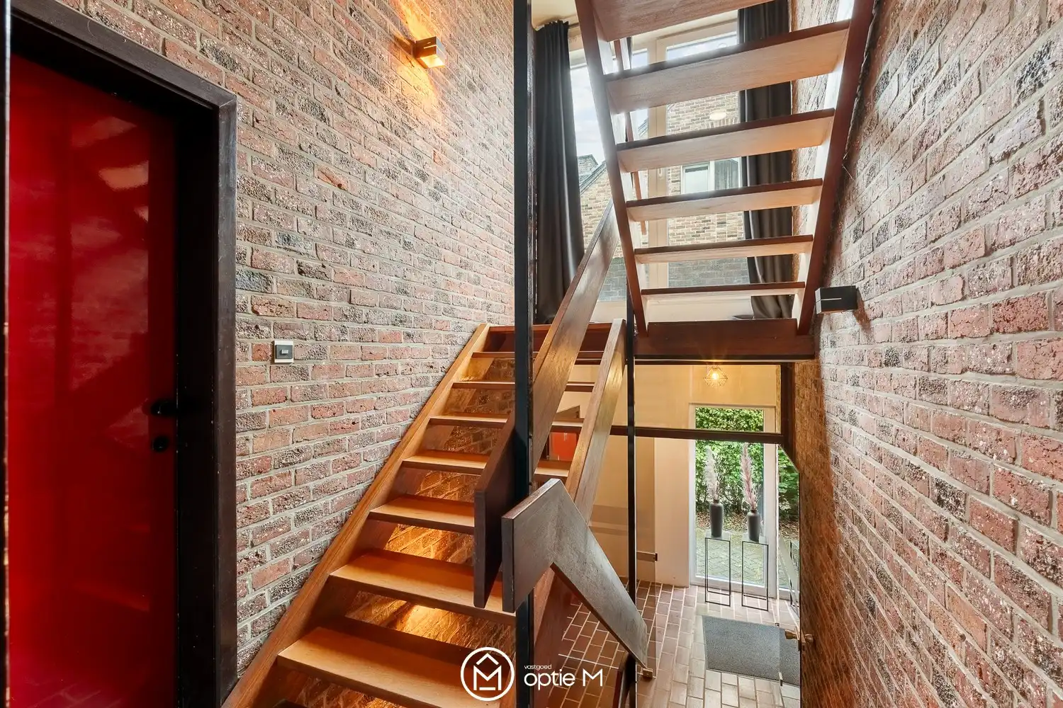 VERRASSEND RUIME HALFOPEN WONING MET 361 M², 5 SLAAPKAMERS EN TAL VAN MOGELIJKHEDEN foto 3