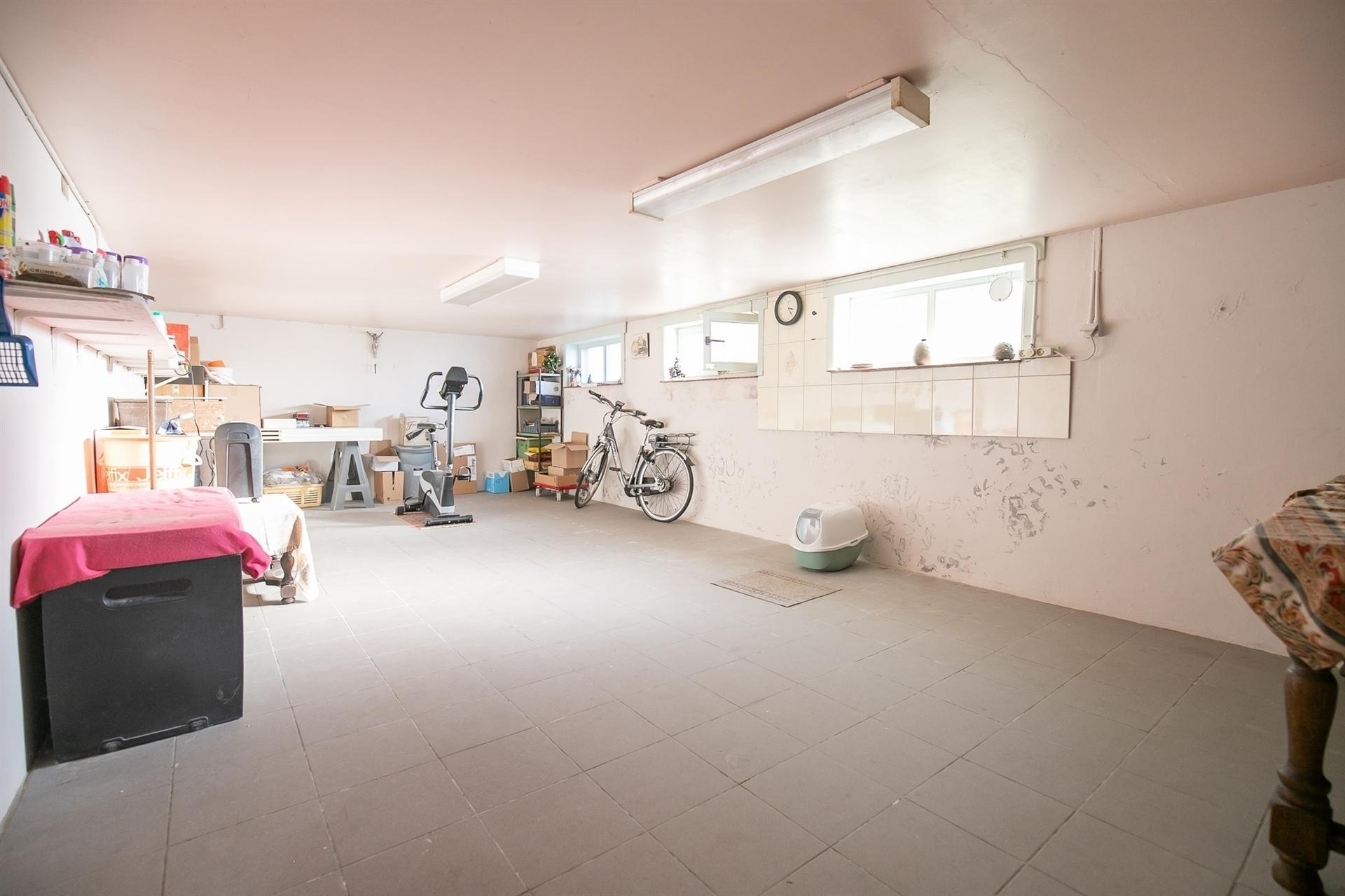 Instapklare open bebouwing met 3 slaapkamers, 2 garages en zicht op de velden! foto 11