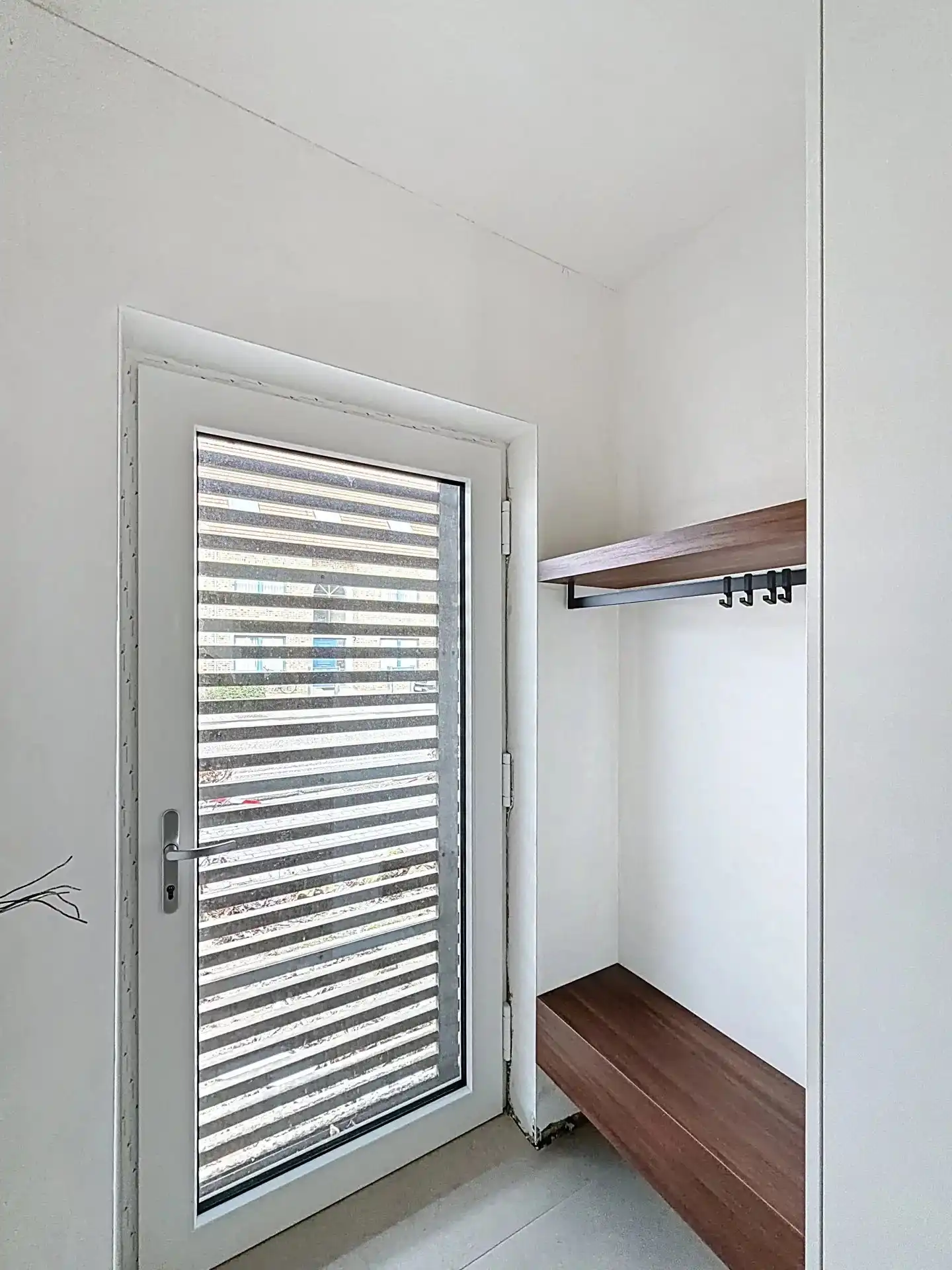 Luxueus en modern afgewerkt gelijkvloers appartement met tuin, 1 slaapkamer en 2 staanplaatsen. foto 6