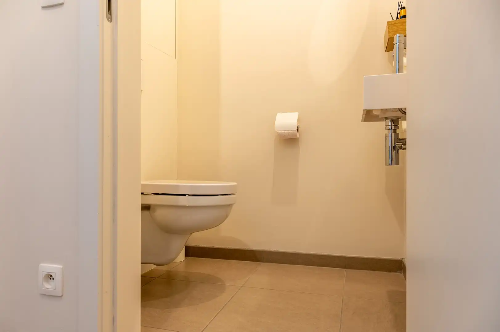 Ruim triplex appartement met berging foto 9