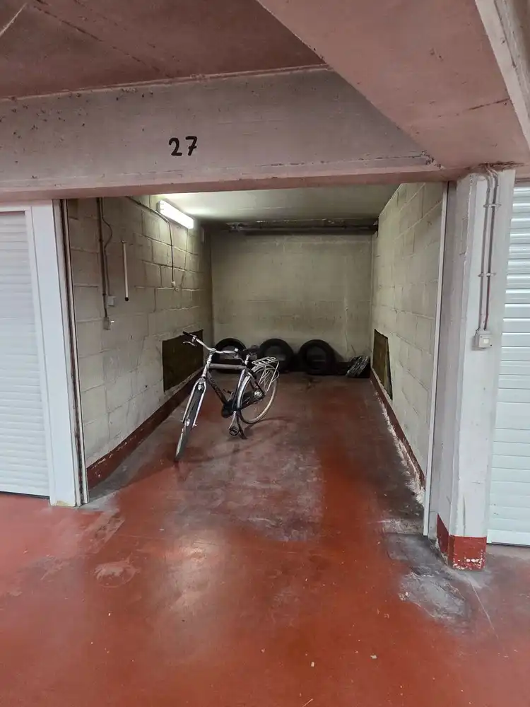 Volledig gerenoveerd tweeslaapkamer appartement inclusief garagebox en terras op toplocatie! foto 11