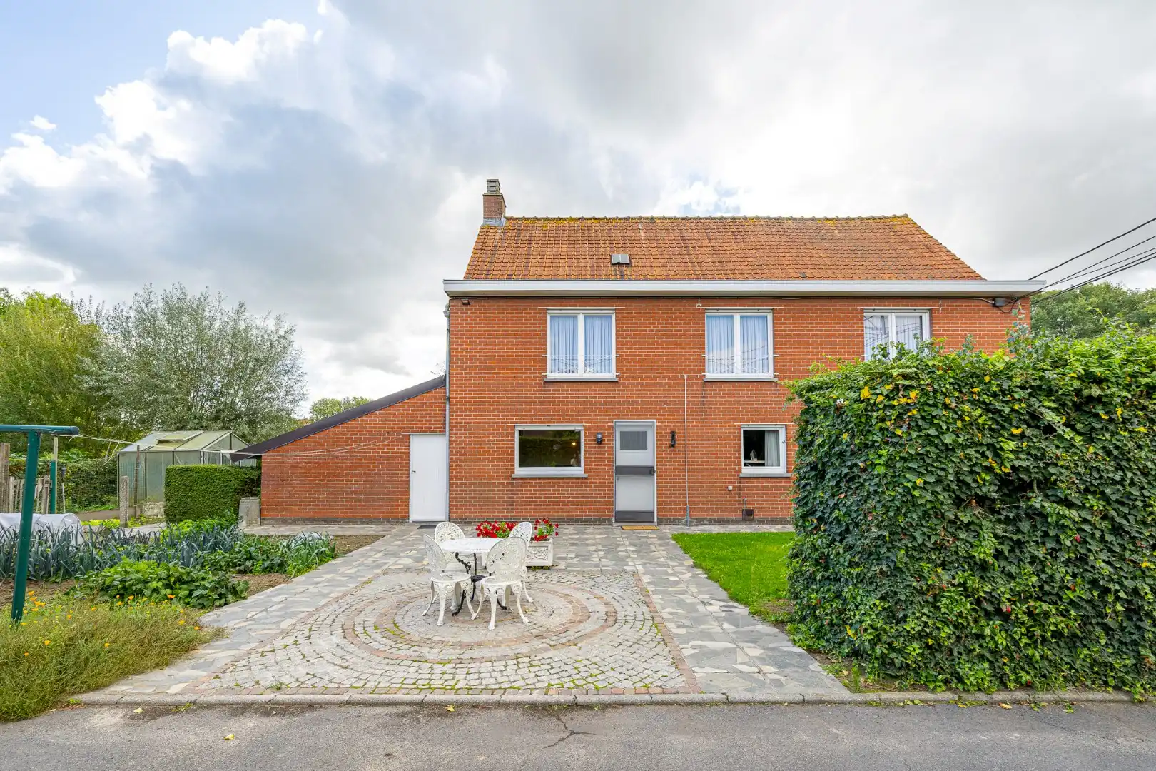 Ruime woning met 4 slaapkamers en dubbele garage op een landelijke ligging in Dadizele foto 2