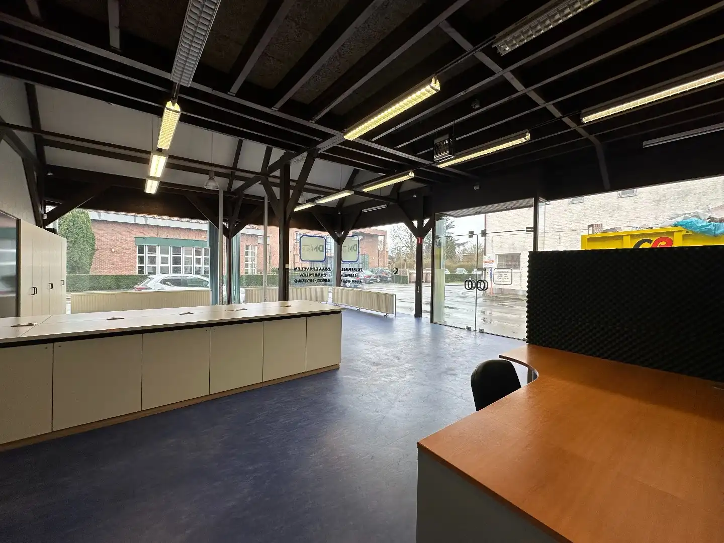 Magazijn met kantoor te huur in centrum Heule. foto 17