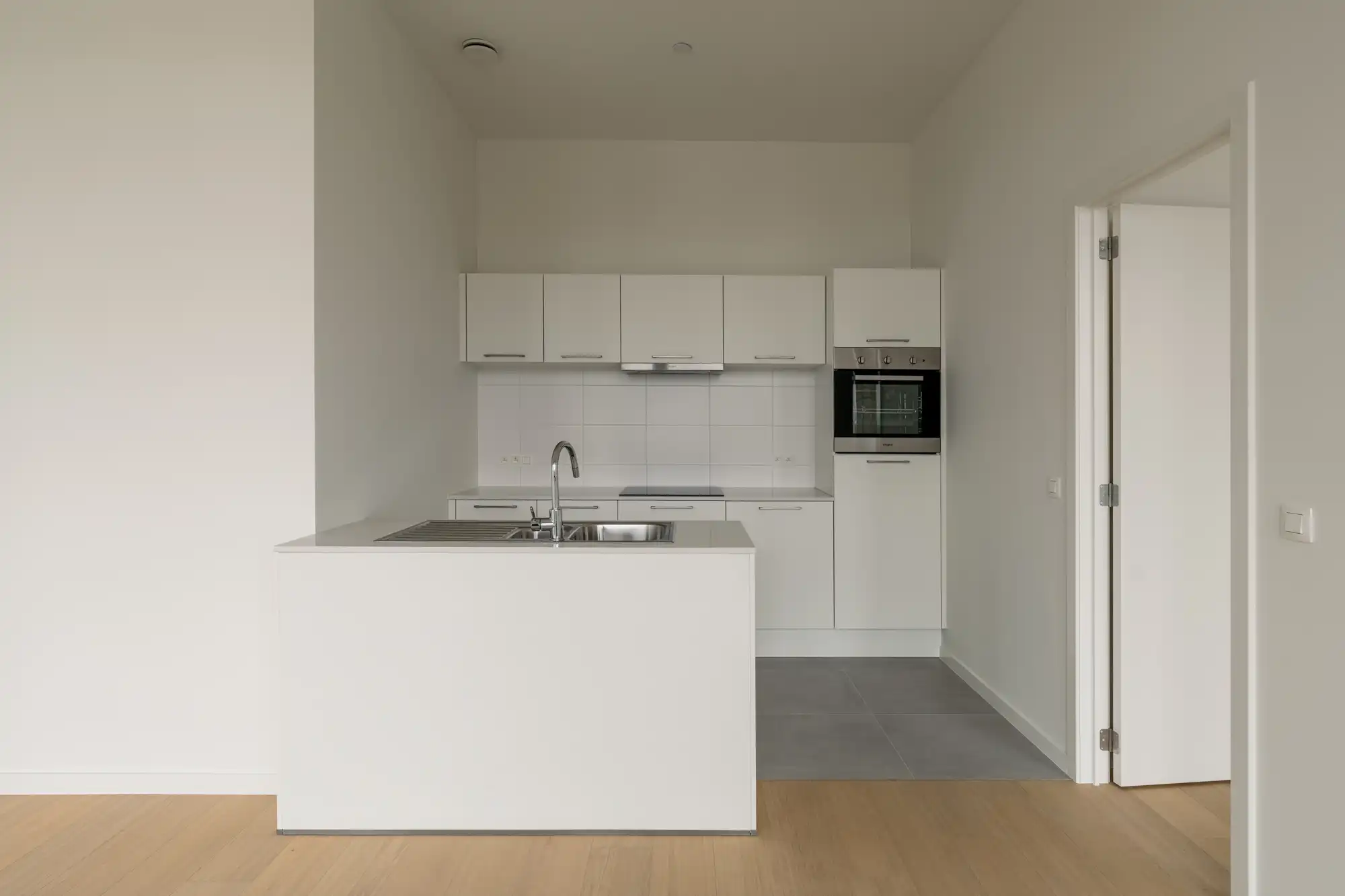 Max Dudler: uitgepuurde lijnen en Zwitserse precisie aan de Scheldekaaien. foto 4