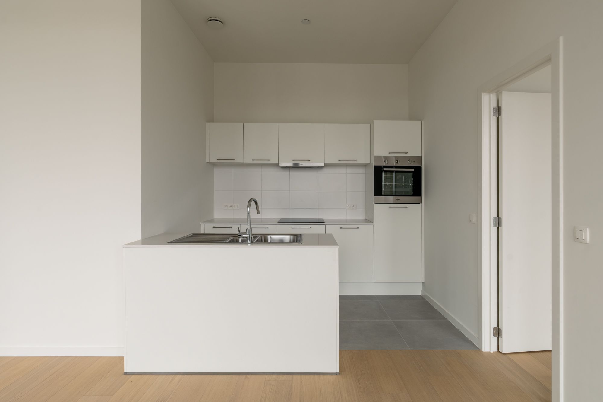 Max Dudler: uitgepuurde lijnen en Zwitserse precisie aan de Scheldekaaien. foto 4