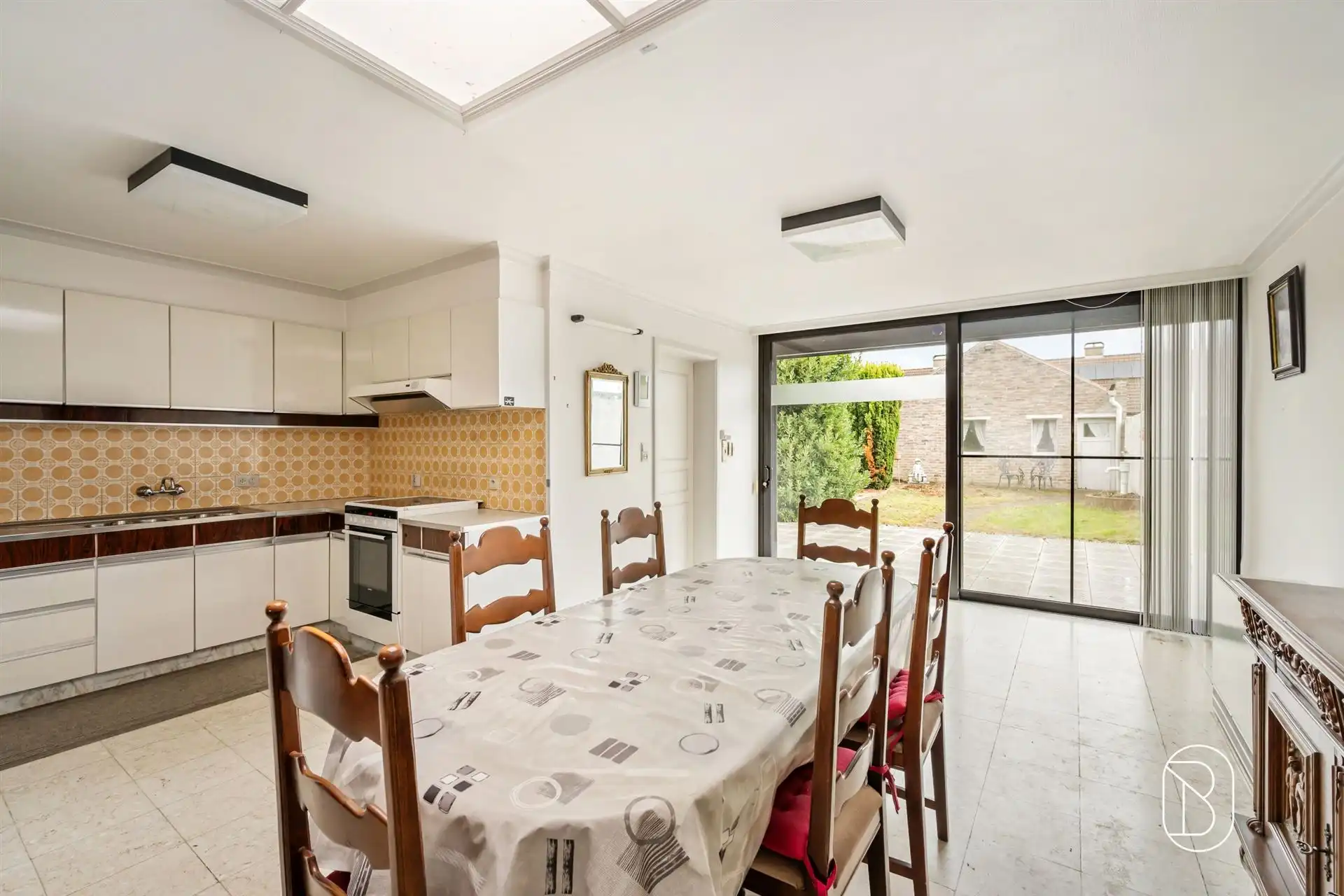 Op te frissen woning met ruime garage, 3 SLK en uitweg! foto 10