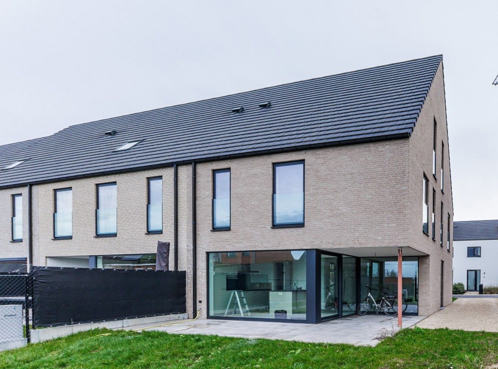 Ruime nieuwbouwwoning foto {{pictureIndex}}