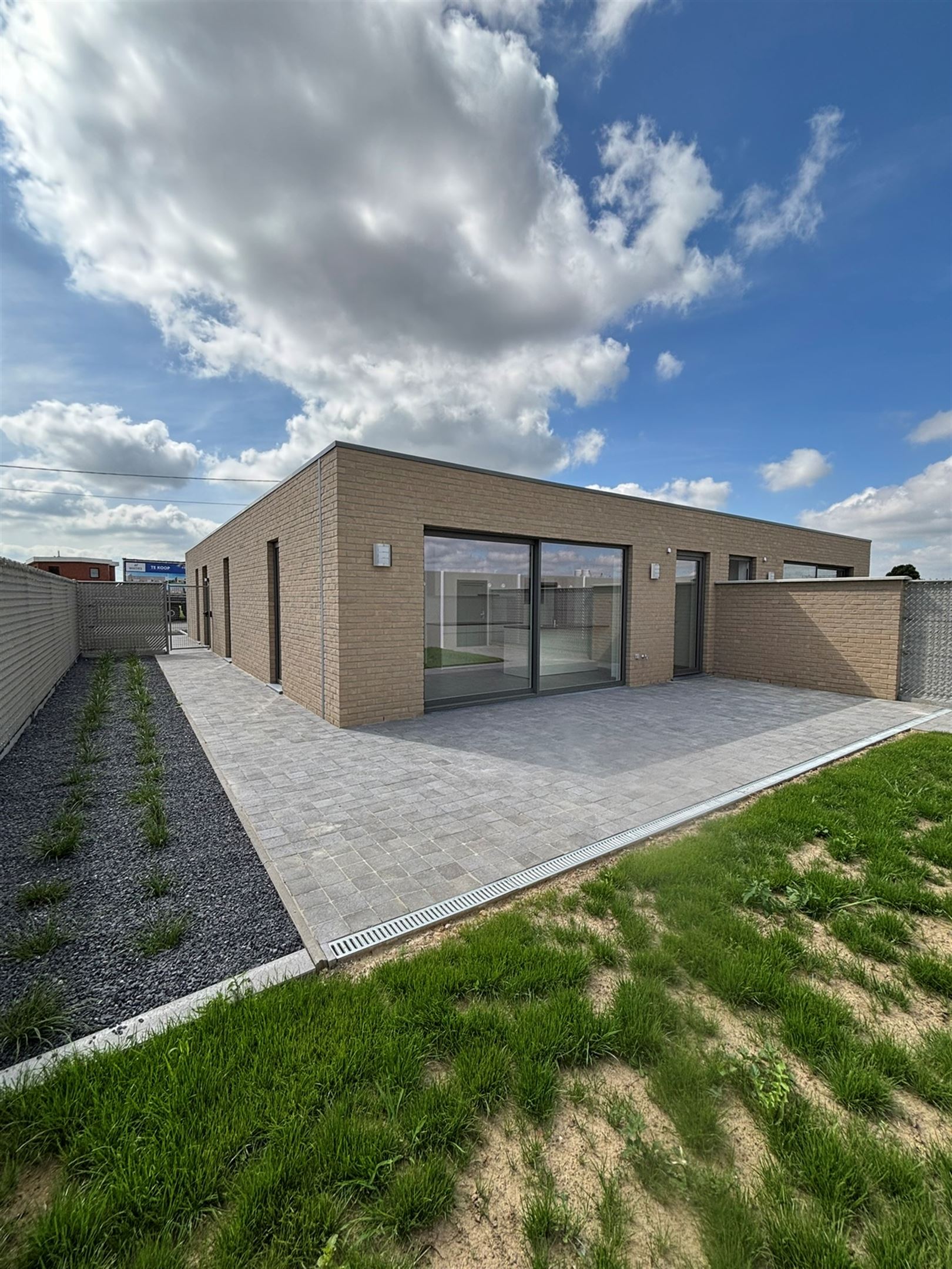 Bungalow met garage foto {{pictureIndex}}