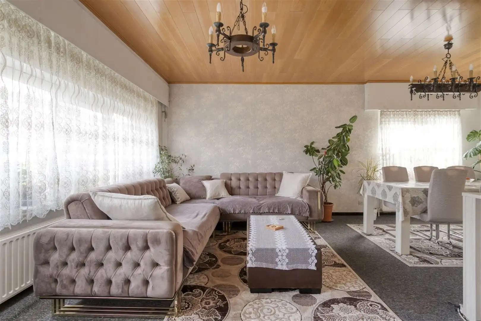 Ruime hoekwoning met 3 slaapkamers, grote zolder en 4 garages. foto 6