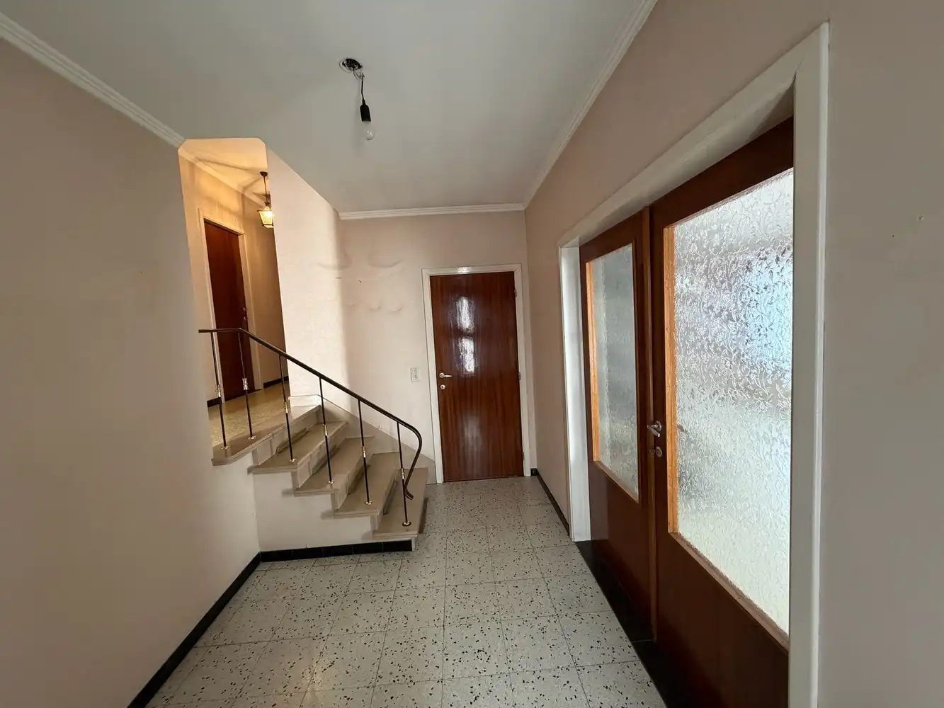 Genk – Hasseltweg 116: Op te frissen woning met 3 slaapkamers, inpandige garage, kelder, tuin en ruime parking aan de voorzijde foto 8