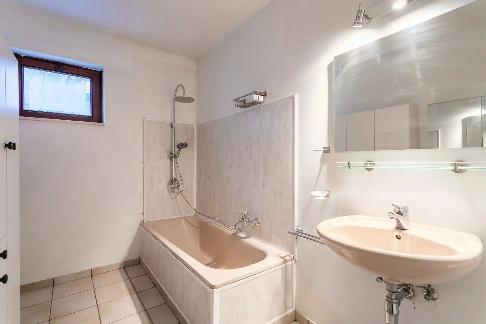 Op te frissen bungalow met 2 slaapkamers, garage en tuin op topligging in Halle foto 14