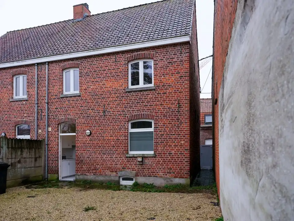 Centraal gelegen, deels te renoveren woning foto 11