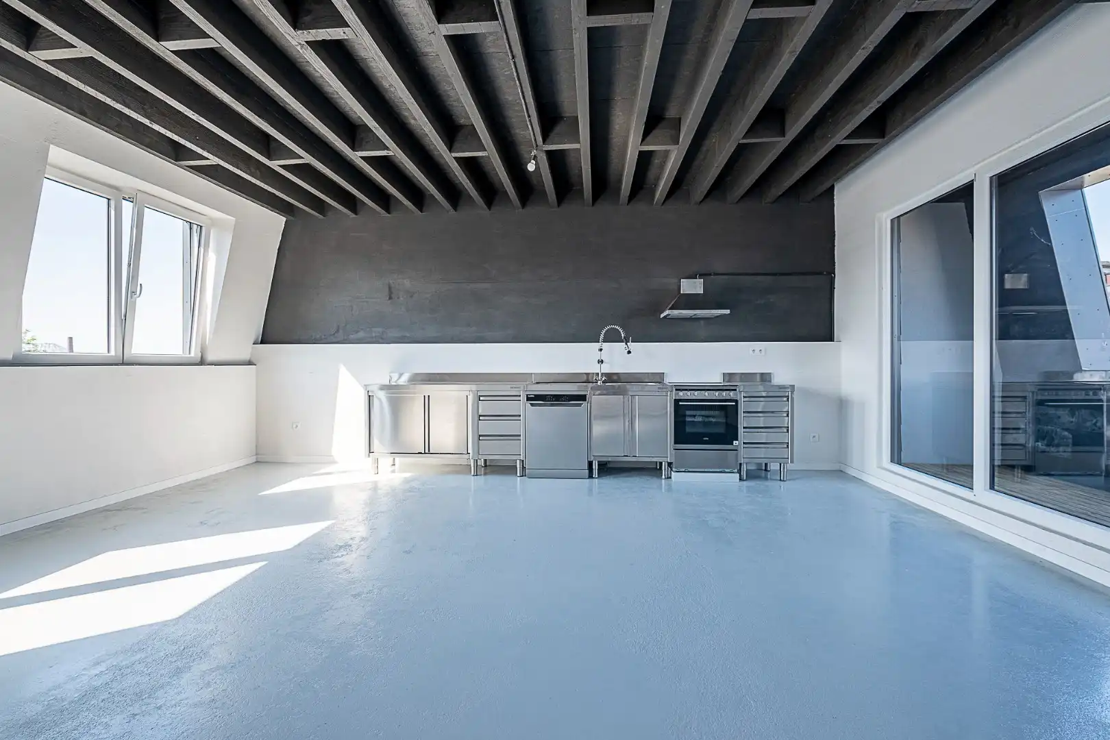 Genieten op hoogte: lichtrijk dakappartement met terras foto 2