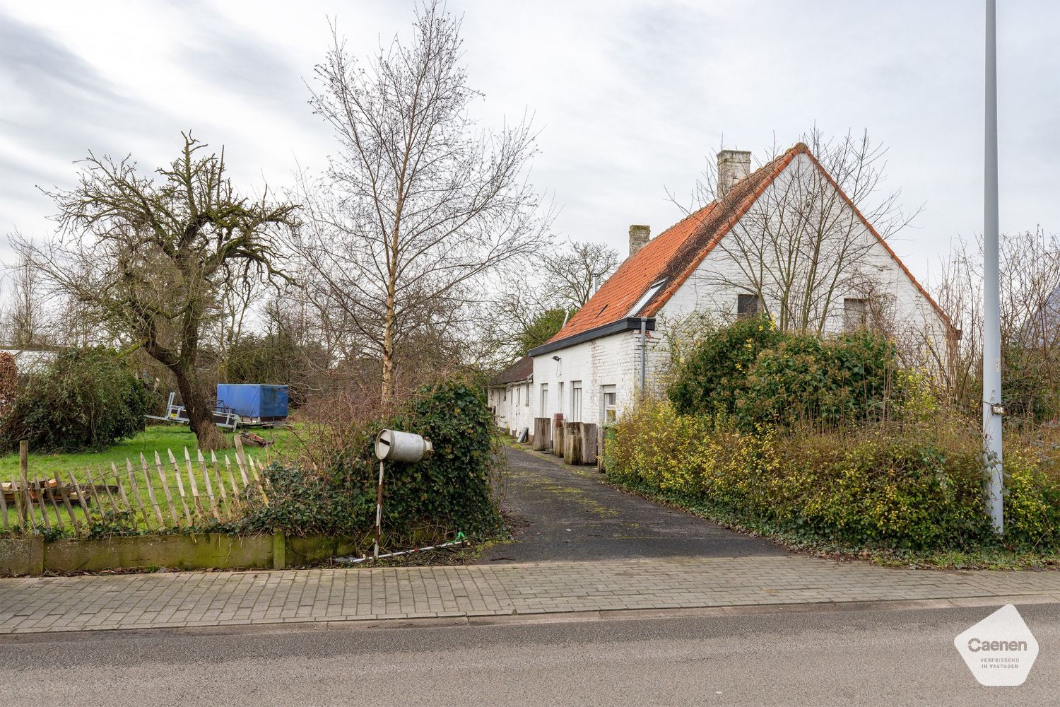 Landelijk te renoveren woning met atelier op een mooi perceel van 1664 m² foto 3