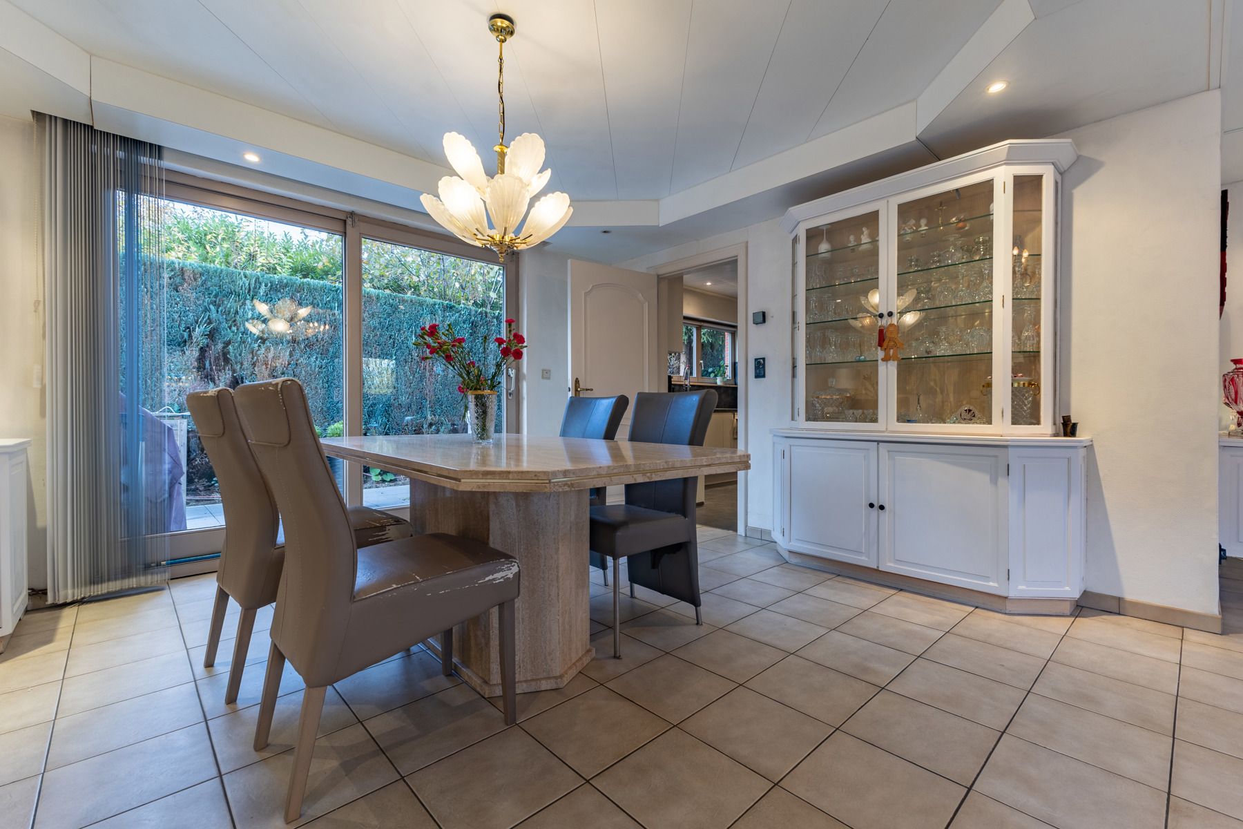 OPTIE Prachtige villa met 6 slaapkamers in doodlopende straat foto 12