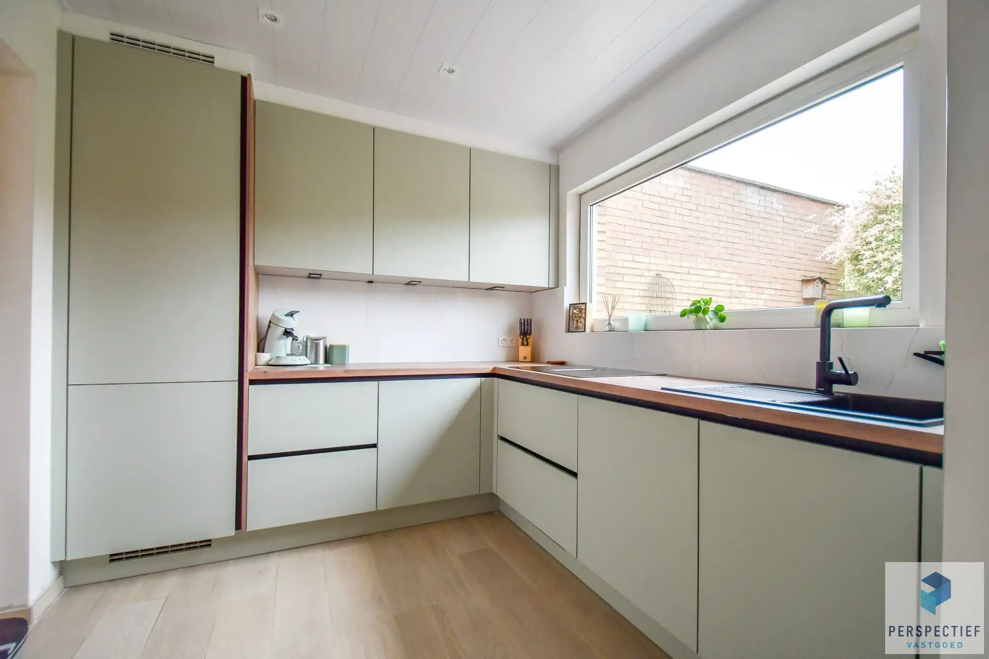 RUIME LICHTRIJKE WONING met 3 SLPKS, GARAGE en grote TUIN foto 9