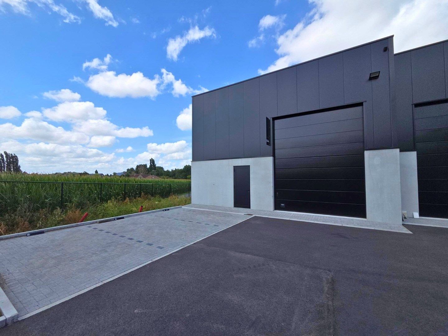 Nieuwbouw KMO unit van 172m² foto {{pictureIndex}}