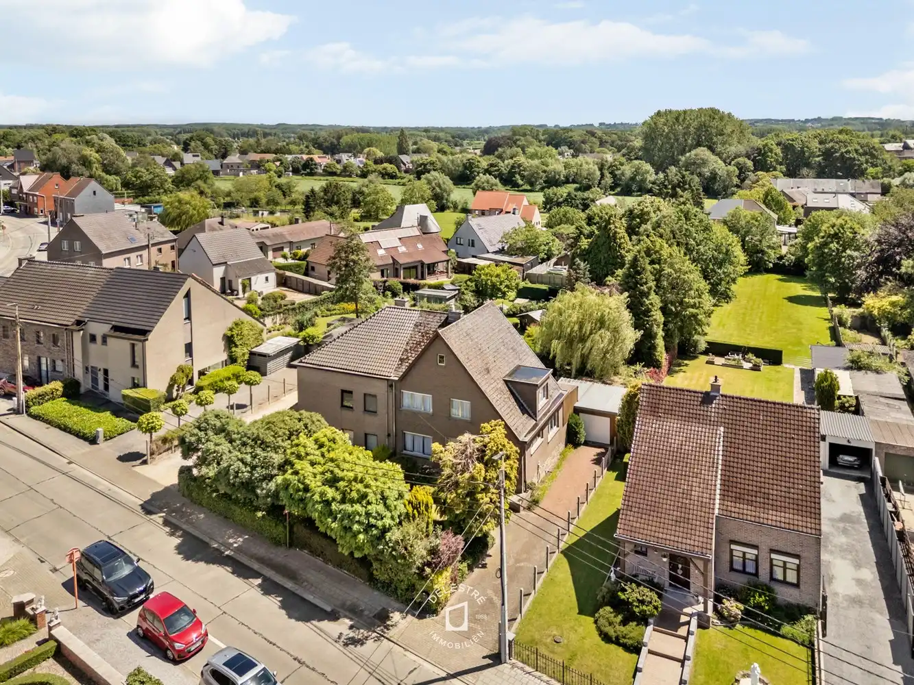Hoofdfoto van de publicatie: Ruimte, rust en potentieel: solide gezinswoning met volledige onderkeldering op 1.156 m²