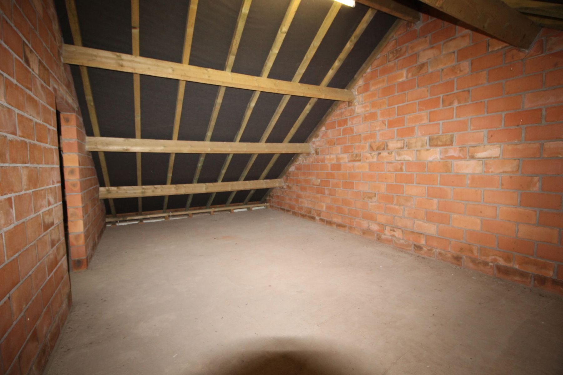 Recente halfopen bebouwing met ruime tuin, terras en garage foto 15