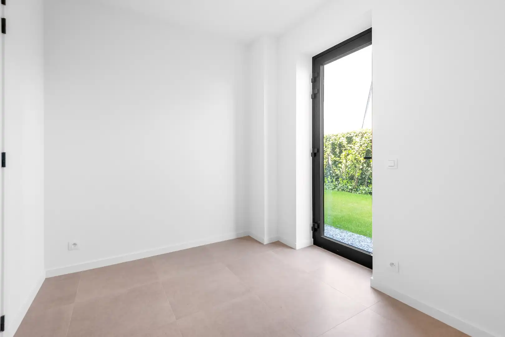 Prachtige nieuwbouw villa met zwembad in een rustige omgeving foto 14