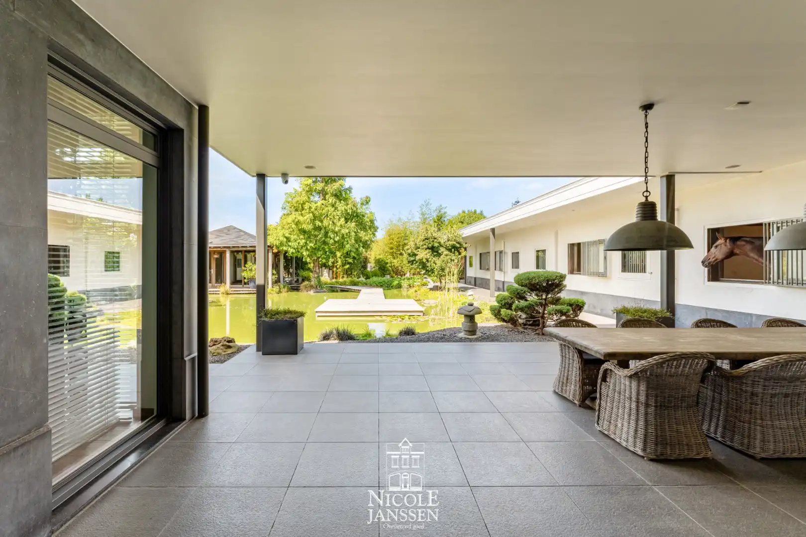 Riante woning met paardenstallen foto 36