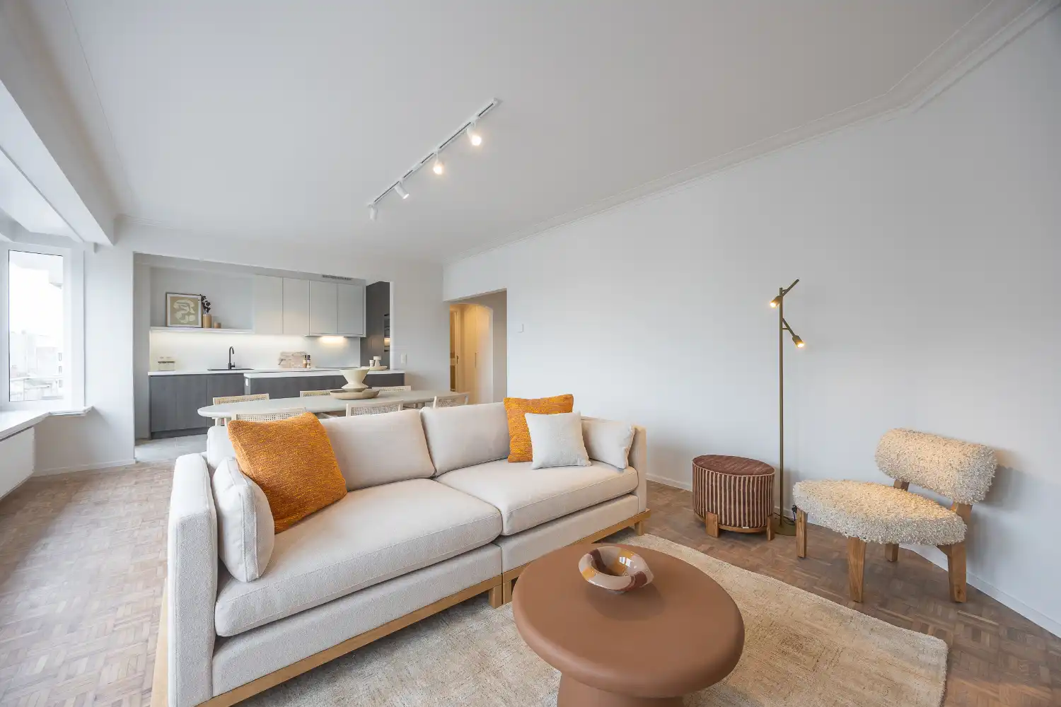 Gerenoveerd drie slaapkamer appartement met open zicht! foto 2