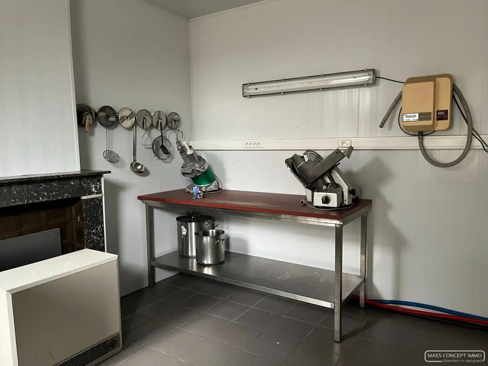 Centraal gelegen handelspand te huur in Anzegem langs drukke invalsweg foto 11