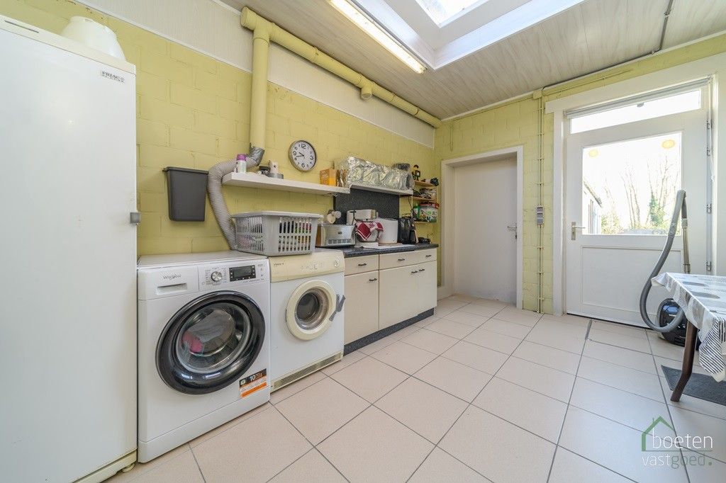 POPERINGE: Voormalige burgemeesterswoning doorprikt van charme, historie en karakter met 6 slpks en 4 badk., garage en meerdere parkeerplaatsen met een betoverende tuin op 1.521m² grondopp. foto 14