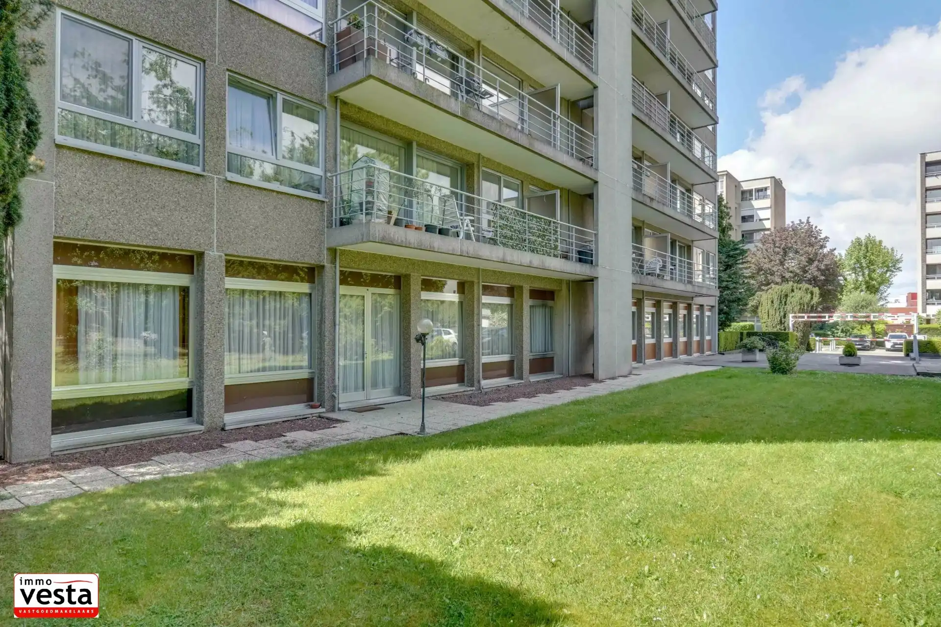 Zeer ruim gelijkvloers appartement foto 2