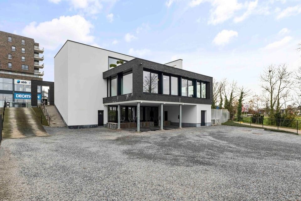 PROFFESIONELE WERKRUIMTE MET TERRAS EN 6 PARKEERPLAATSEN IN SINT-TRUIDEN foto 16